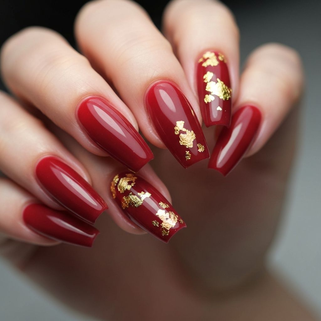 Manicura rusa con acabado elegante y detalles en dorado ✨